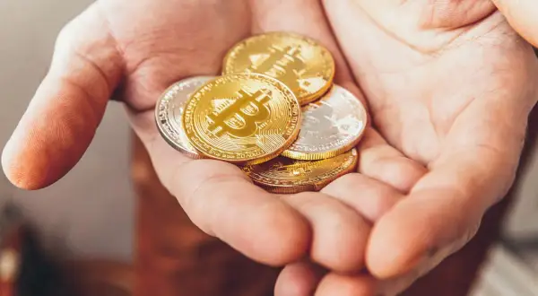 Legalność kryptowalut w Polsce: Podatki, MiCA i koniec anonimowości